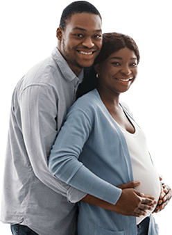Couple souriant attendant un bébé, illustrant le contexte d’un test de paternité prénatal
