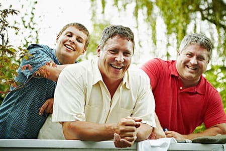 Trois hommes souriants représentant la famille élargie dans le cadre d’un test ADN de parenté