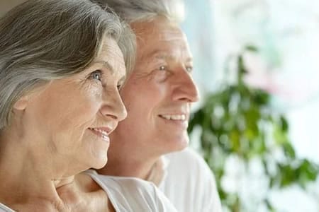 Couple de personnes âgées illustrant l’étude des liens familiaux dans les tests ADN de grand-parentalité