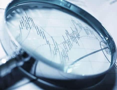 Loupe grossissant un graphique pour illustrer la précision et la fiabilité des analyses ADN lors d’un test de paternité