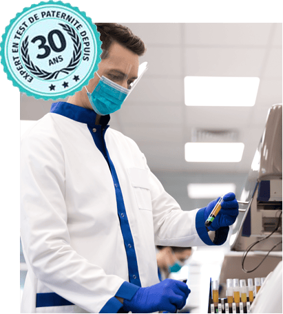 Technicien de laboratoire réalisant une analyse ADN pour un test de paternité expertise 30 ans France Paternité