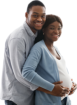 Couple souriant attendant un bébé, illustrant le contexte d’un test de paternité prénatal