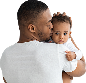 Père tenant son bébé dans les bras, illustrant la confiance et l’accompagnement lors d’un test de paternité