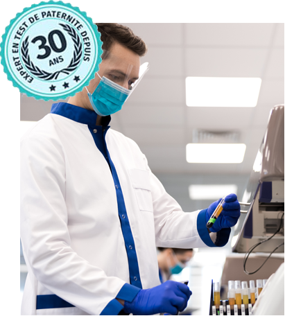Technicien de laboratoire réalisant une analyse ADN pour un test de paternité expertise 30 ans France Paternité