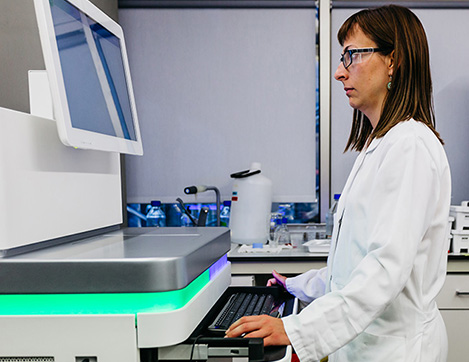 Technicienne de laboratoire utilisant un séquenceur ADN pour analyser des échantillons lors d’un test de paternité