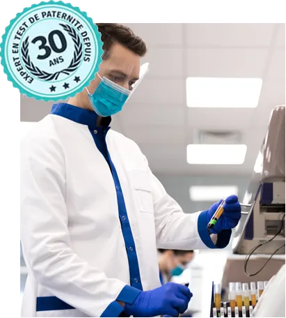 Technicien de laboratoire réalisant une analyse ADN pour un test de paternité expertise 30 ans France Paternité