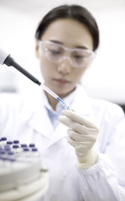 Technicienne de laboratoire réalisant un prélèvement d’échantillon ADN pour une analyse de test de paternité